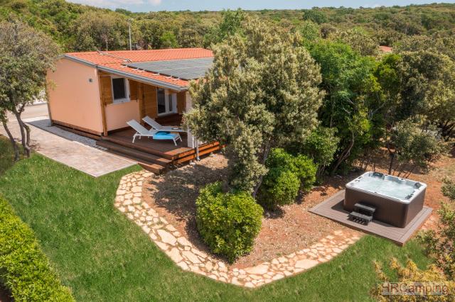 Kamp Mon Perin **** Camping Home with Jacuzzi