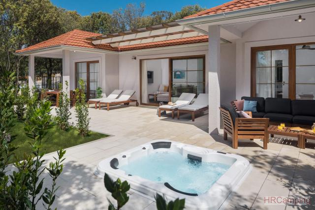 Kamp Mon Perin **** Bay Villas