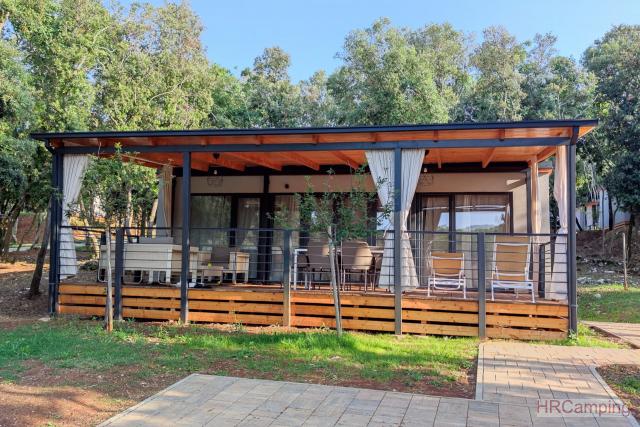 Kamp Mon Perin **** Beach Villa